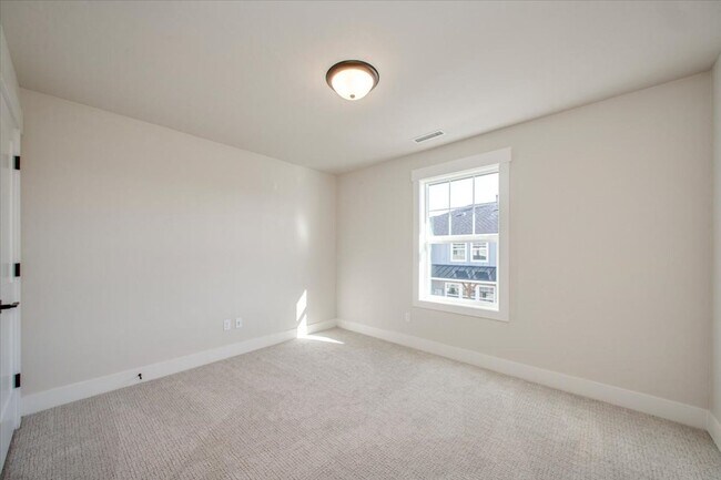 Building Photo - Luxury Townhome in the Heart of Eagle — 3 Beds + 3 Baths + Premium Amenities