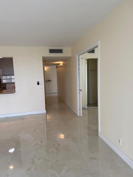 Building Photo - 9420 Poinciana Pl