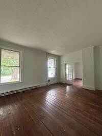 Building Photo - 2 Bedroom 1 Bath Apt with vaulted ceilings and updated appliances on ground level