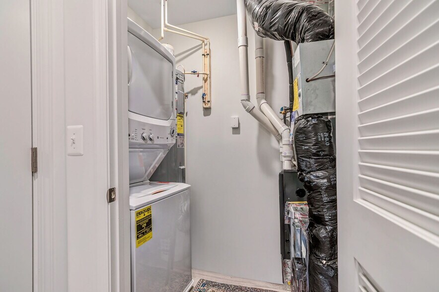 Laundry - 13950 Englefield Dr