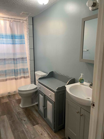 Building Photo - 613 Moore Ave