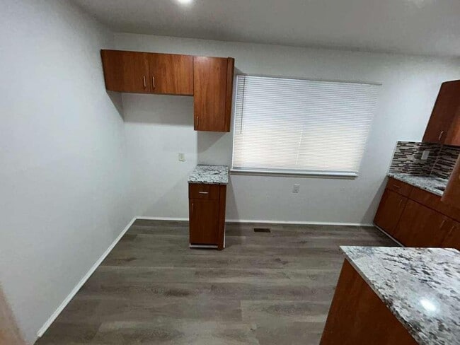 Building Photo - Colonial Ready For You