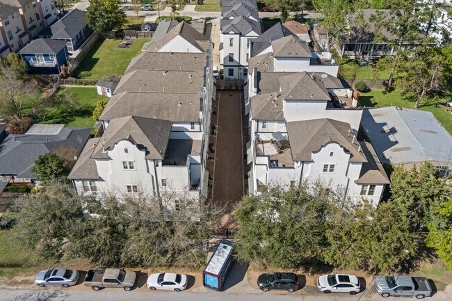 Building Photo - 1139 W 21st St