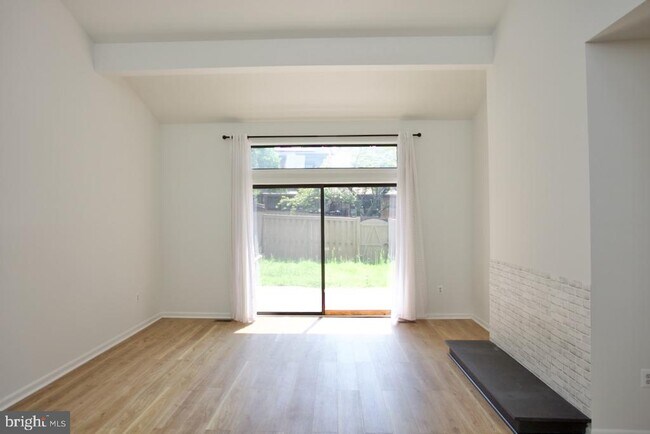 Building Photo - 5249 Strathmore Ave