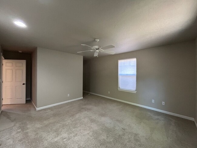 Building Photo - Well Maintained 3 Bedroom / 2 Bathroom Hom...