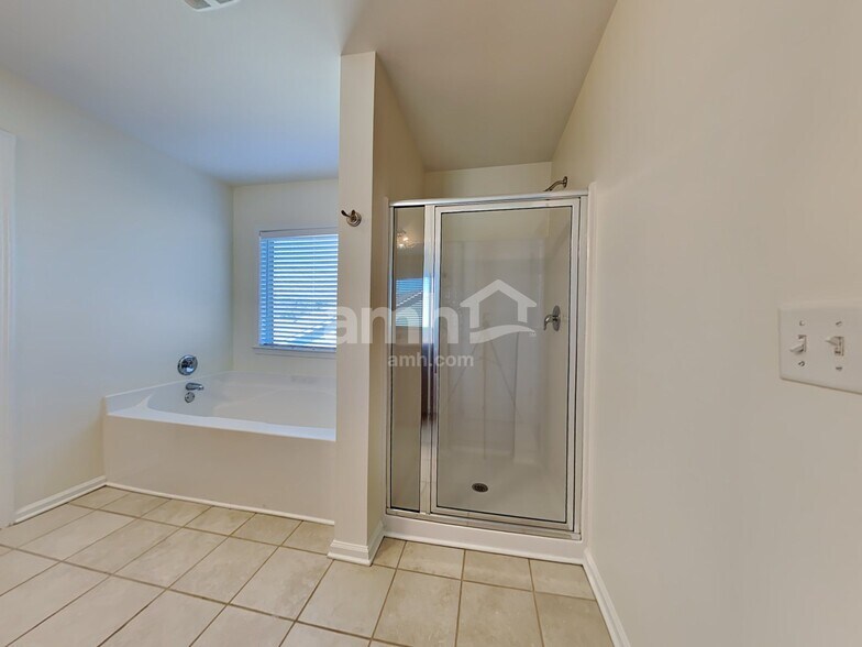 Building Photo - 687 Ivy Chase Loop