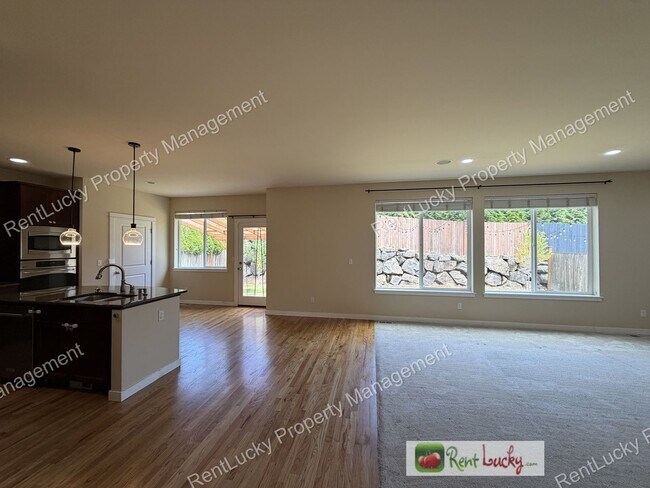Building Photo - Amazing 5 Bedroom Home in Bothell with Gorgeous Finishes and Large Family Room!