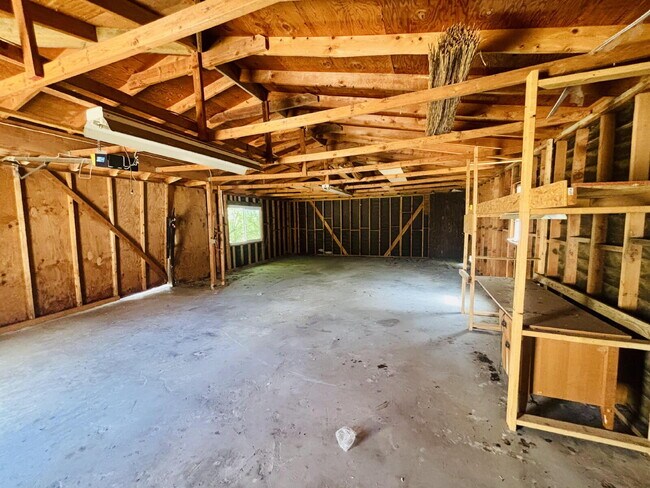 Building Photo - House on 5 acres in the serene mountains o...