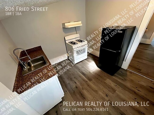 Building Photo - 806 Fried St