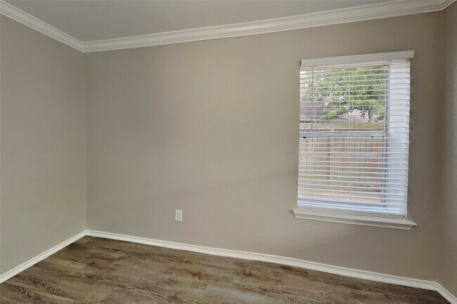 Building Photo - 16834 Scenic Gardens Dr