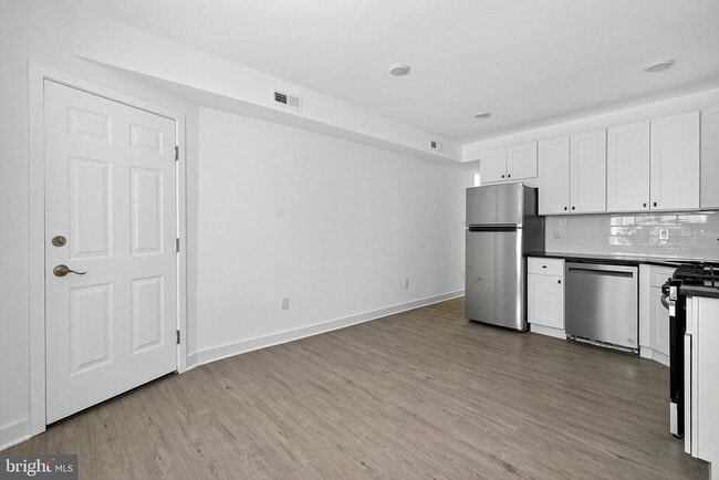 Building Photo - 1650 W Cheltenham Ave