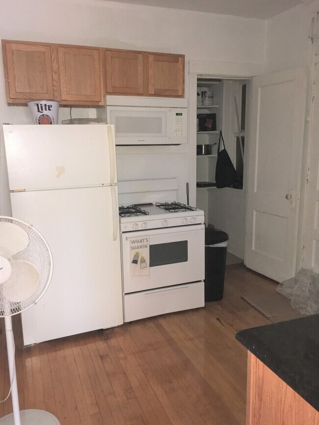 Building Photo - 1959 W Farragut Ave