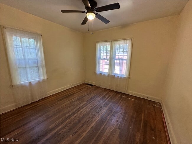 Building Photo - 160 Roslyn Dr