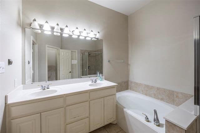 Building Photo - 11569 La Grange Dr