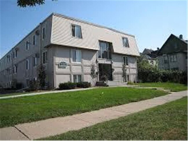 Building Photo - 2741 Pillsbury Ave
