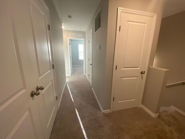 Building Photo - 3 Bedroom 2.5 Bath Townhouse in Davenport ...
