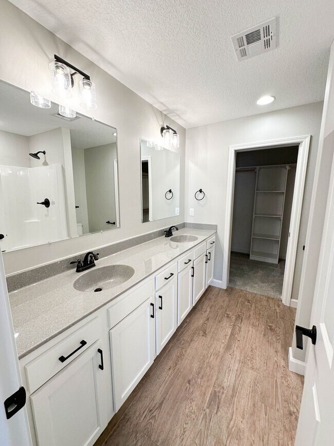 Building Photo - 1612 Green Valley Cir