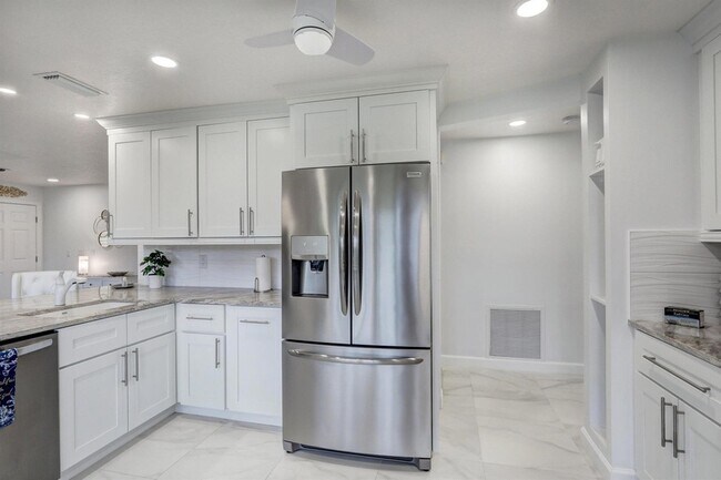 Building Photo - 6 Lexington Ln E