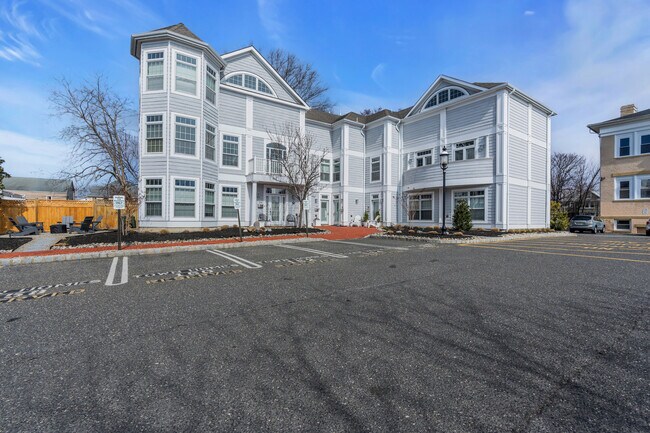 Building Photo - 162 Main St