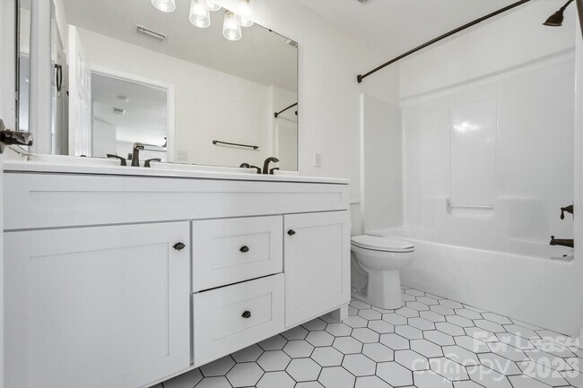 Building Photo - 4084 Holly Villa Cir