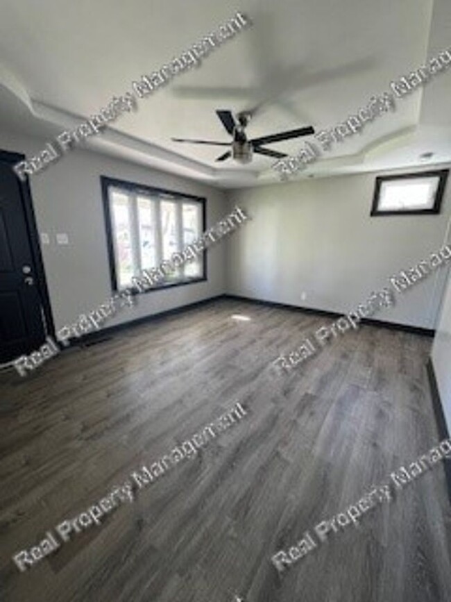 Building Photo - Three bedroom ranch in Hessville