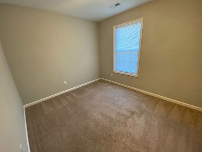 Building Photo - MOVE-IN READY!