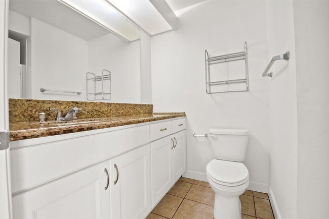 Building Photo - Beautiful 2B | 2B Condo in Los Feliz!