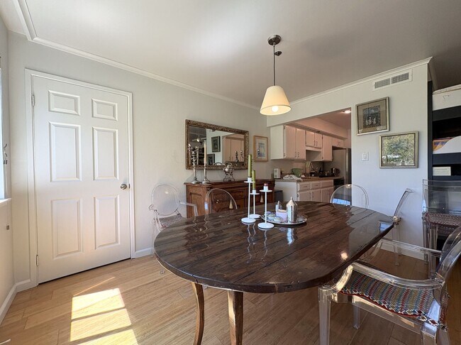 Building Photo - Beautiful 2-Bedroom Corner Condo in Downtown Palo Alto