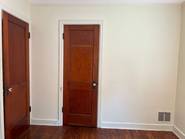 Building Photo - Updated 3 Bedroom, 1.5 Bath Rowhome