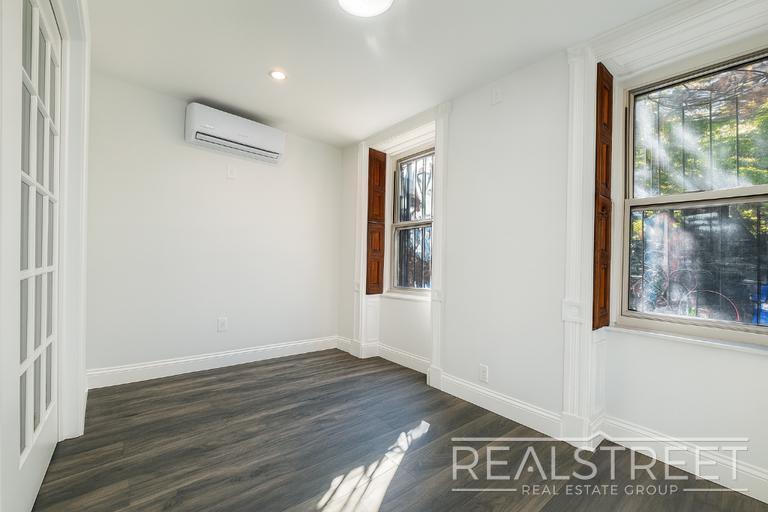 Building Photo - Charming Brownstone 2-Bed w/ Private Outdoor Space
