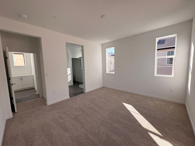 Building Photo - 3 Bed, 2.5 Bath townhome in Ontario!