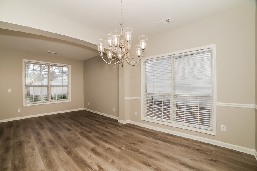 Building Photo - 1610 Silver Oak Dr