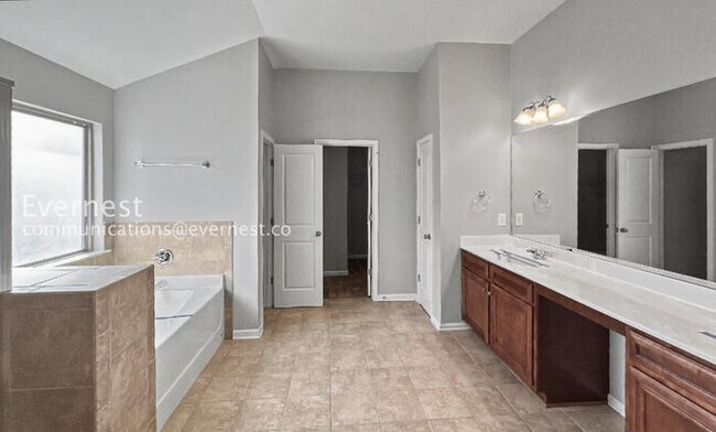 Building Photo - Beautiful 4-Bedroom Home: Comfort and Convenience Await / Pet-Friendly / Vouchers Accepted.