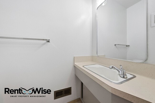 Building Photo - 569 Addison Ave