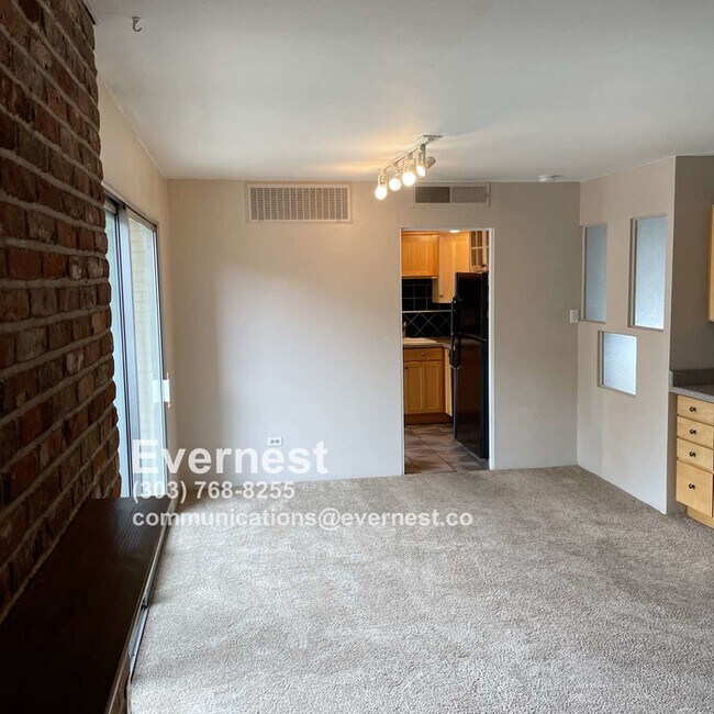 Building Photo - Cozy 2 Bed & 2 Bath Condo in Denver / Pet-...