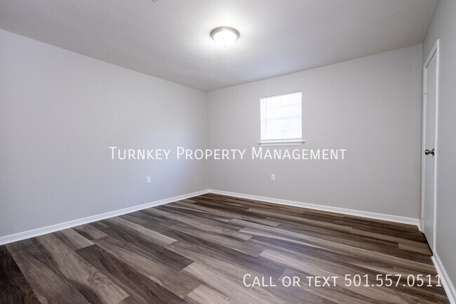 Building Photo - Renovated 3 bed 2 bath duplex! Half off 1s...