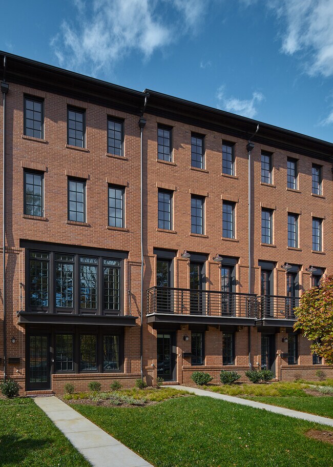 Building Photo - 910 N Buchanan St