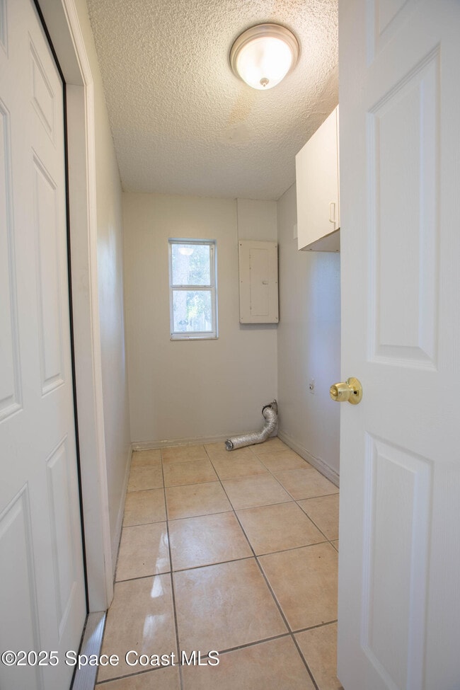 Building Photo - 415 Country Ln Dr