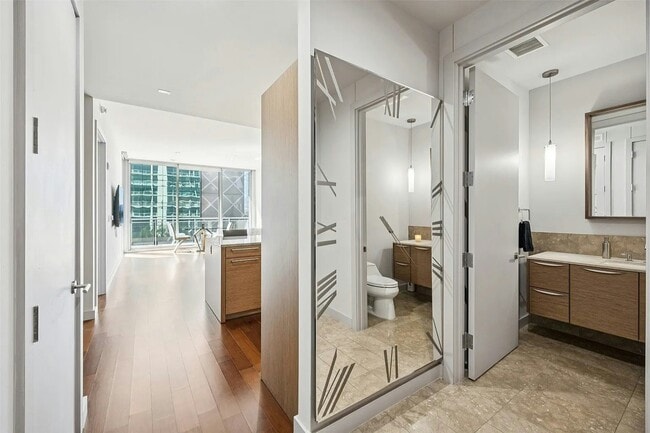 Building Photo - 2900 McKinnon St