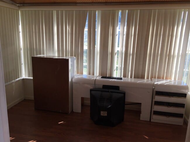 Building Photo - Amazing 3-1 house with fenced front and backyard !