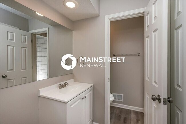 Building Photo - 4 Bedroom Pet-Friendly Home in Louisville, KY with Main Street Renewal