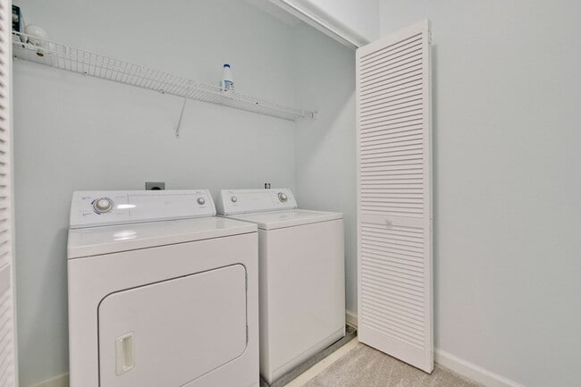 Building Photo - Excellent 2 Bed 2 Bath Condo - Completely Remodeled!