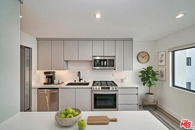 Building Photo - 137 S Maple Dr