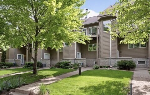 Building Photo - Chic Urban Living: Spacious 2-Bed Townhouse with Fireplace & Hardwood Floors on Kenwood Isles Drive!