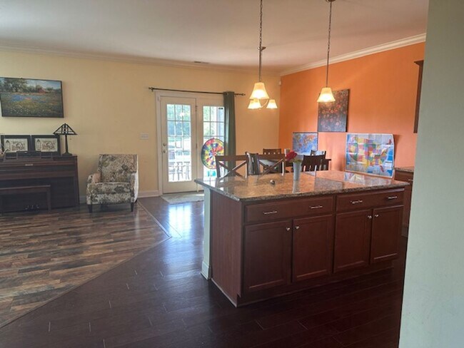 Building Photo - 4 Bedroom, 2.5 bath home in Mimosa Bay Com...