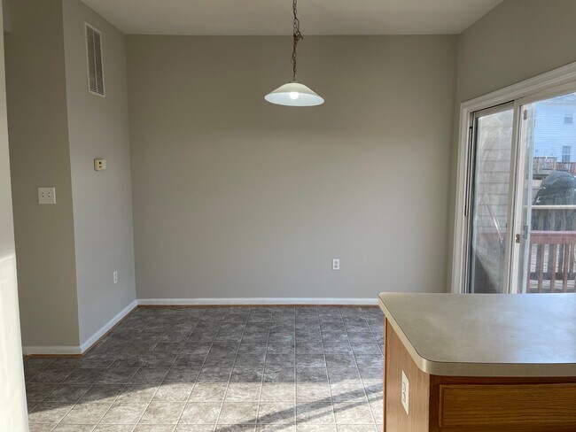 Building Photo - UPDATED TOWNHOUSE IN FREDERICKSBURG - CLOS...