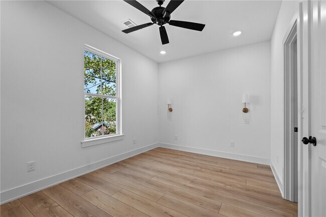 Building Photo - 576 S Willow Ave