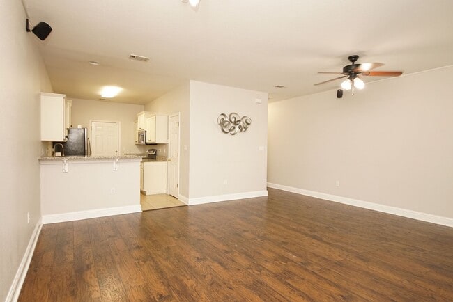 Building Photo - Central Niceville Location