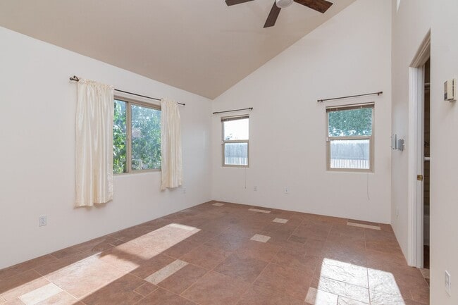 Building Photo - Cute Single Family Home Available now!