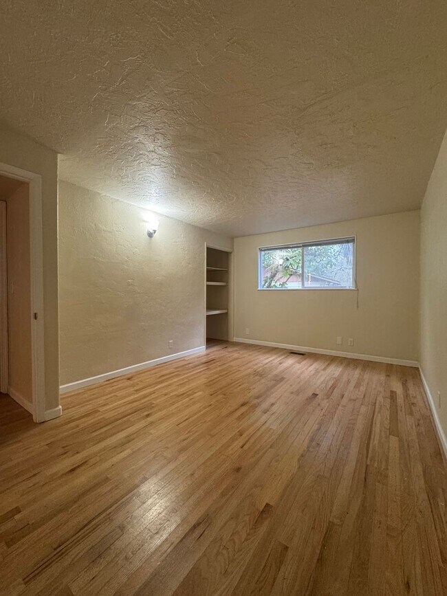 Building Photo - 5-Bed, 3-Bath in South Eugene